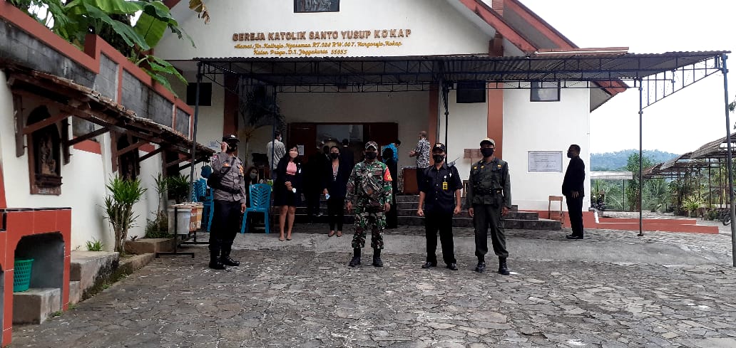 Satlinmas Lakukan Pengamanan Perayaan Ekaristi 